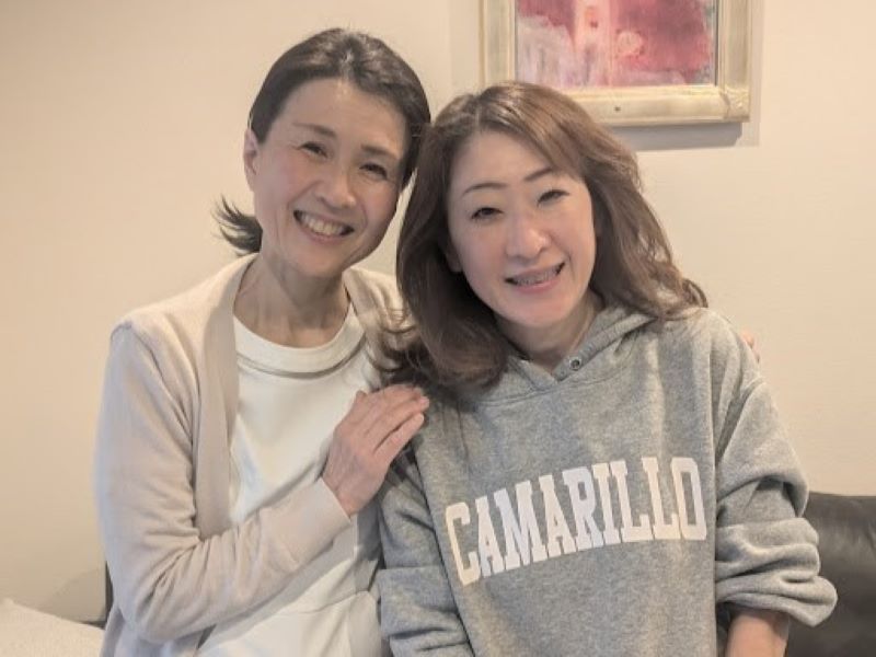 小顔矯正後の女性のお客様と記念撮影
